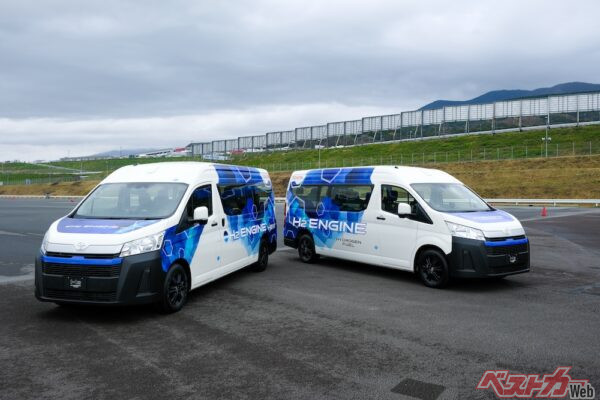 右が水素エンジン車、左が水素ハイブリッド車