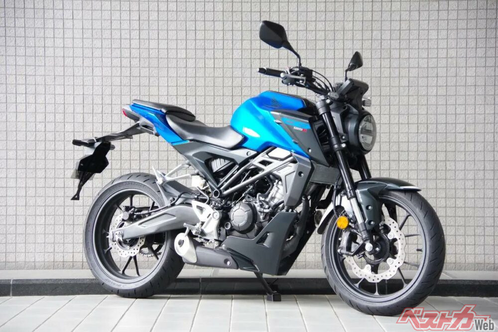 CB125Rはフルサイズで足付きは微妙！ 軽さと慣れでカバーしたい【165cmで足つきチェック】 - 自動車情報誌「ベストカー」