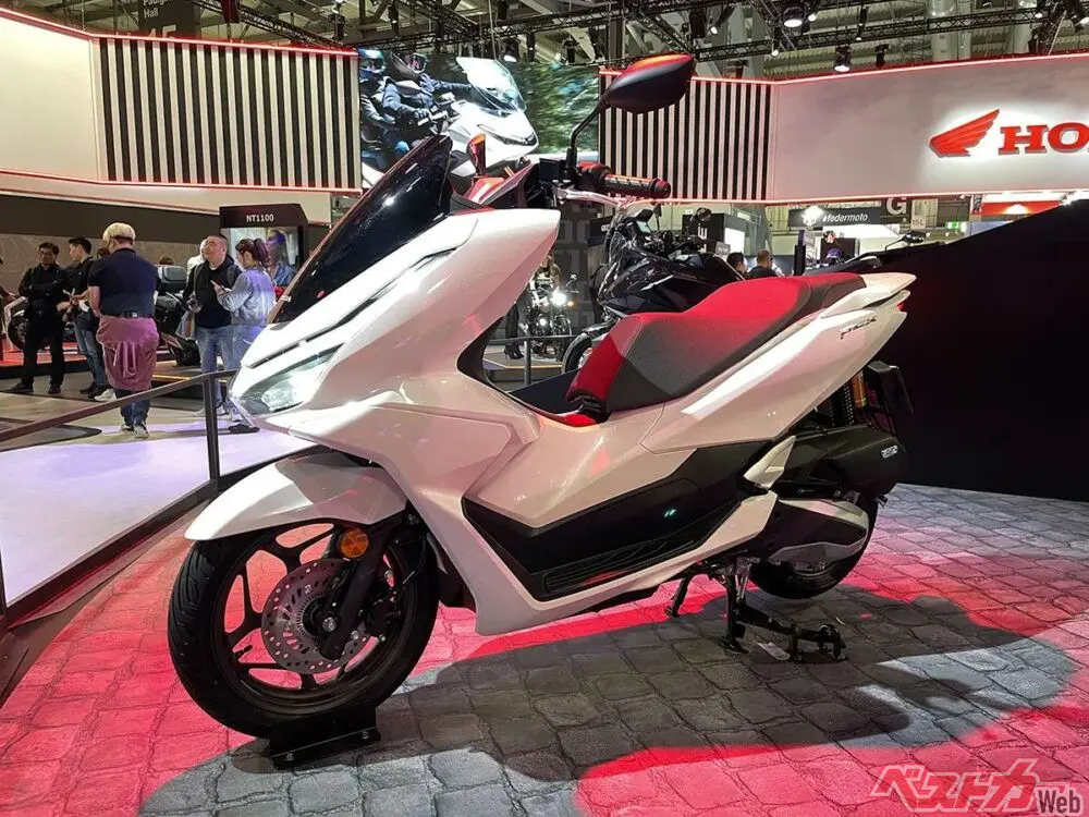 日本導入はどうなる？ 2025年新型PCX125と新型NMAX125の装備やスペックを徹底比較 - 自動車情報誌「ベストカー」