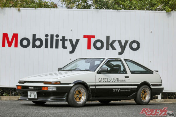 ほどよくローダウンされた、きれいにレストアされたAE86型トレノGTVといった佇まい。ベース車は初度登録1987年4月の最後期型だ