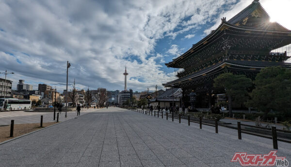 こちらが東本願寺門前広場「お東さん広場」（京都府京都市）。この広大なスペースに自動車メーカーの注目モデルがずらりと並び、ステージではトークショーが開催される!!