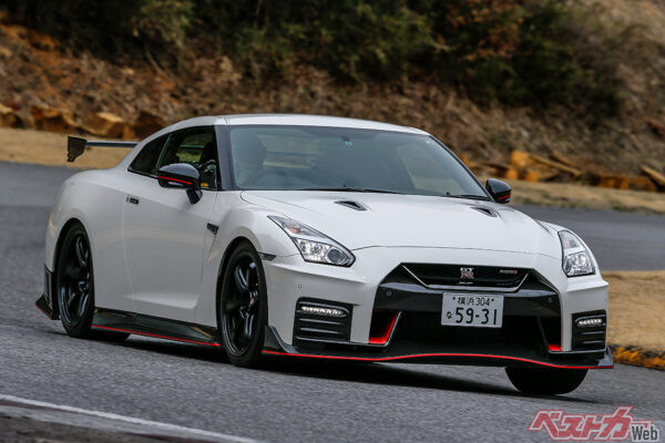 2014年モデル登場時に新設定されたGT-R NISMO。内外装に専用パーツを装備にし、ボディも強化されている