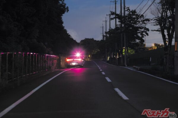 超強力な紫色の灯火が後続車へのアピールをする。事故防止には必須な装備だ