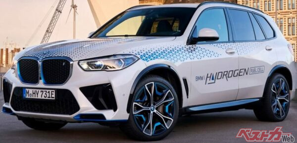 2023年7月にBMWが公開した実証実験車、BMW iX5 Hydrogen。燃料電池システムはBMW水素コンピテンス・センターで生産するが、燃料電池セルはトヨタから調達