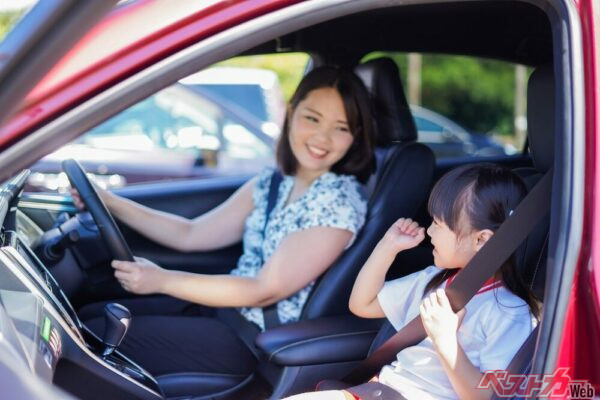 クルマの購入・所有・使用に関しては、自動車税（種別割）、自動車重量税、自動車税（環境性能割）、消費税、そしていわゆるガソリン税と、主なものだけで5種類もある（PHOTO：Adobe Stock_maroke）