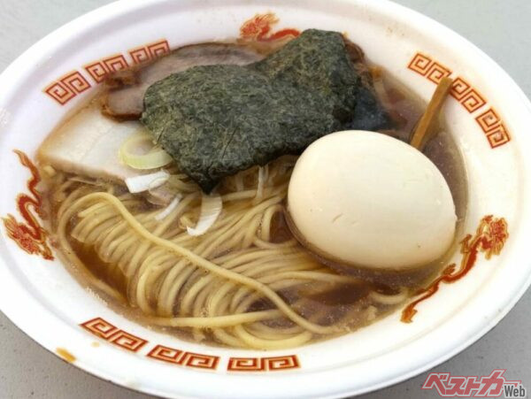 こちらは「中華蕎麦 時雨（しぐれ）」の「追い煮干の中華そば」。3種類の煮干を使った極上の一杯だ！（※卵はトッピング）