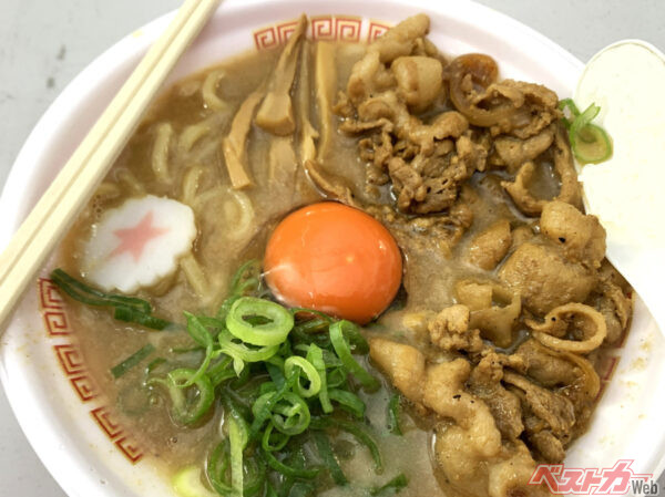 うおおおお！ 「元祖肉玉そば 越智」の「肉玉そば」。味のよさはもちろんボリュームもアリ！