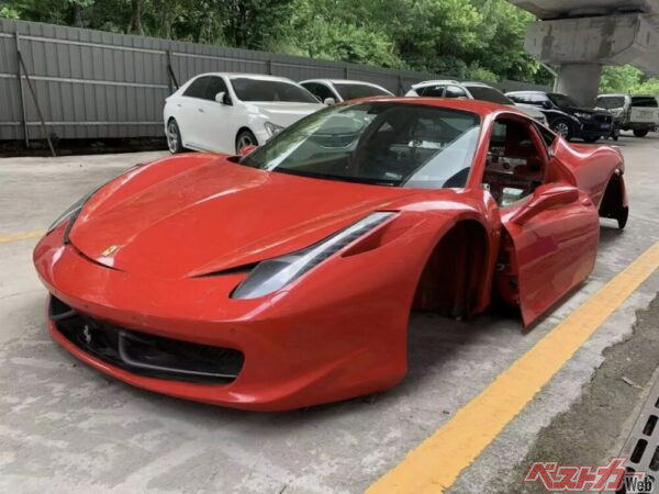 ジャンクパーツとは思えないほど状態が良さそうな458イタリアのボディ。500mぐらい離れてみたらクルマに見えなくもない？