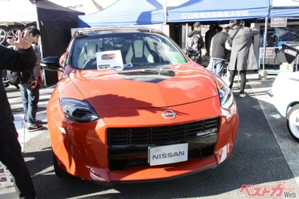 日産自動車大学校のブースではタイヤ交換体験ができるほか、まるでフェアレディZの見た目をしたムラーノも展示されていた