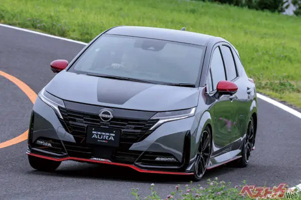 日産 ノートオーラNISMO 4WD(347万3800円)NISMOのFFモデルはハンドリングのよさに定評があるが、追加された4WDはノーマルのオーラ4WDよりもリアモーターのパワーが大きく、さらに積極的にリアに駆動配分するためクルマをコントロールする楽しさが増している