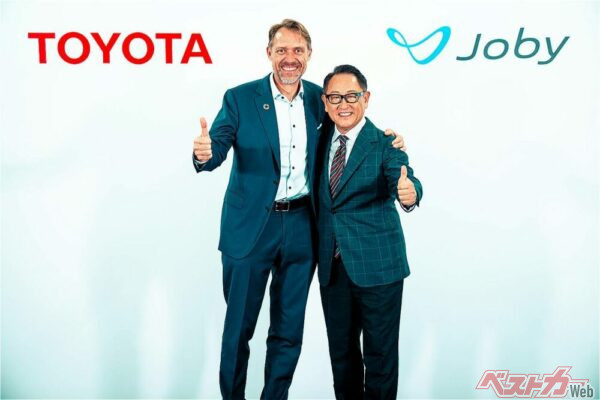 ジョビー創業者兼CEOであるジョーベン・ビバート氏と並ぶ豊田章男トヨタ自動車会長