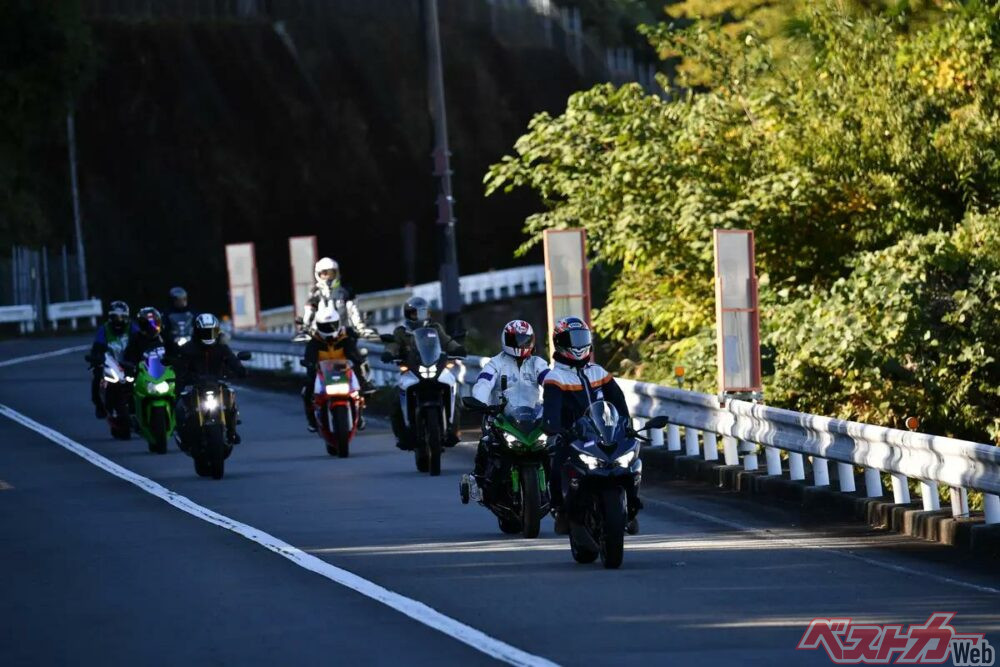 先導車の後ろにパラモトライダー。そして追走車両がいて、さらに仲間たちがその後ろを走る。腕章をつけているのがパラモトライダーである。