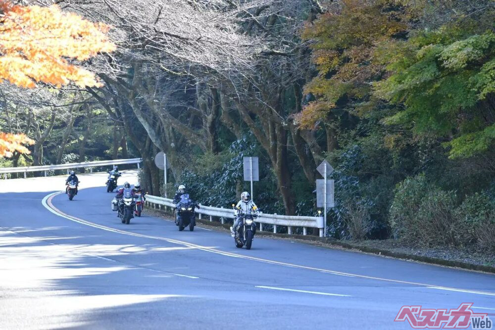 箱根はちょうど紅葉シーズンの真っただ中。晩秋の低い陽の光も相まってとてもの美しい秋のツーリングとなった。