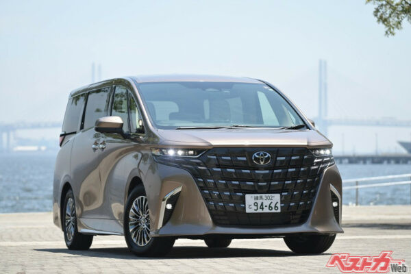 2024年12月20日発表予定のアルファードの最上級グレードとなるのが、スペーシャスラウンジのPHEV4人乗り。車両本体価格は1480万円。アルファードの歴代モデルの中でも最高額。レクサスLM500hのversionL（1500万円）に迫る強気の価格設定