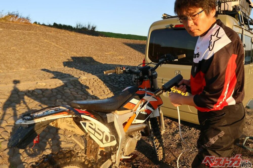 ドライコンディション走行後のちょっとした汚れ……を想定していたが、思ったよりバイクを汚してしまった。20ℓの水でどこまで洗えるだろうか？