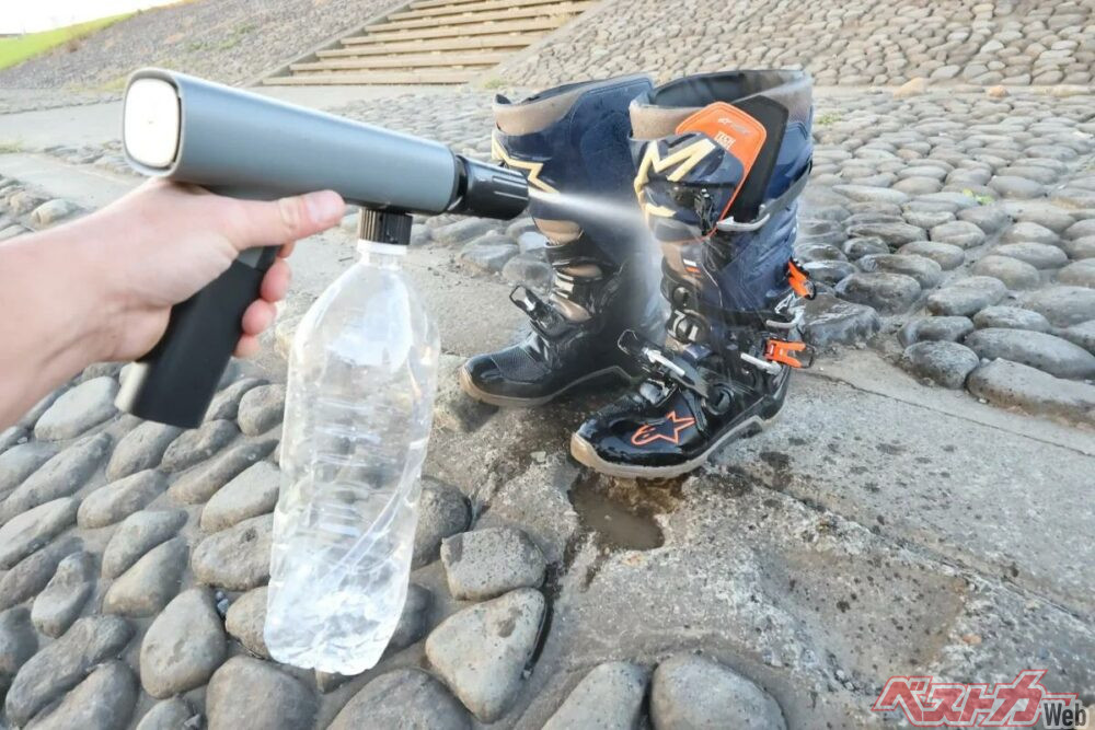 水がなくなっても、ペットボトルを装着すれば追加の洗車や水源から離れた場所での水洗いが可能。ただ2ℓ程度の水だと30秒くらいですぐに使い切ってしまう。ただ「ポケッタブル高圧洗浄機SWU-1」のバッテリーにはまだまだ余裕が残っていたので、水さえあればさらなる洗車も可能だ。