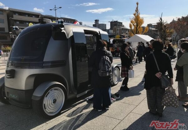 京都府が出品するPUES自動運転車両（BEV）。注目を集めています！