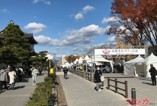 気持ちいい青空。本日、17時までやってます～!!