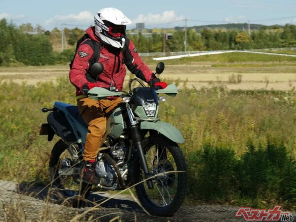 KLX230シェルパ試乗！ トロトロ走りからちょい攻めまで、野山を自在に走れる乗り味がバイク旅を強烈に誘う