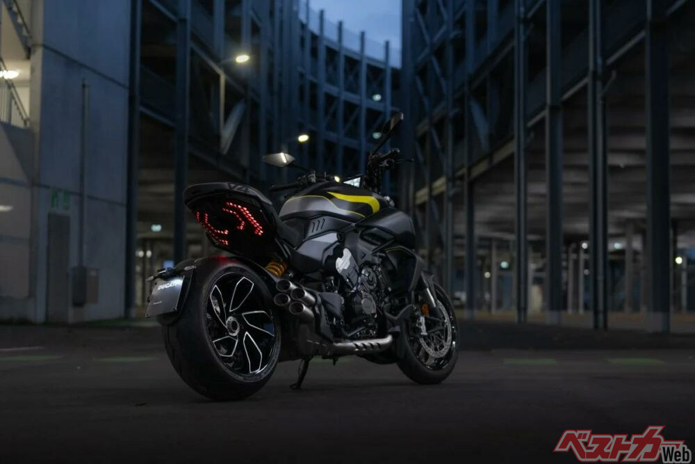 DUCATI Diavel V4 Black Roadster