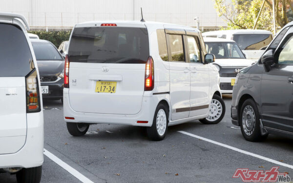 死角もしっかりカメラでサポート!! 白線を認識し、このまま進んでもいいか。あるいは切り返した方がイイのかも教えてくれるのだ