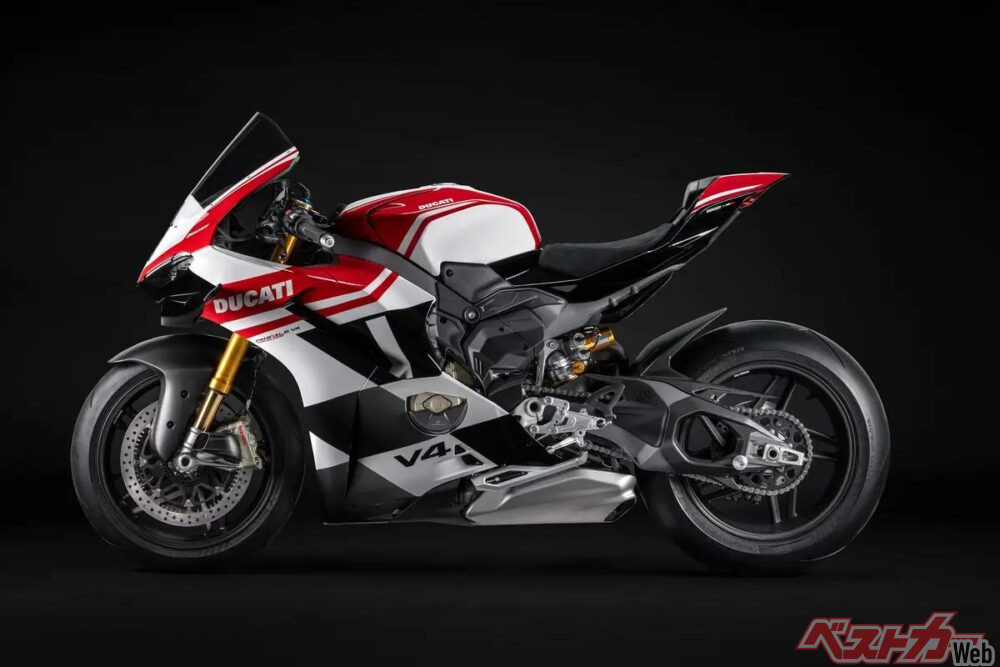 ボディ左側はドゥカティらしいレッドでフェアリング下部にはチェッカーフラッグの模様でスポーティーなイメージを強調。