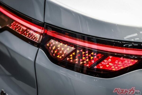 細かい三角模様で形成されたLEDテールランプ。昨今、中国市場で受けている他社モデルのトレンドに沿ったデザインに見える