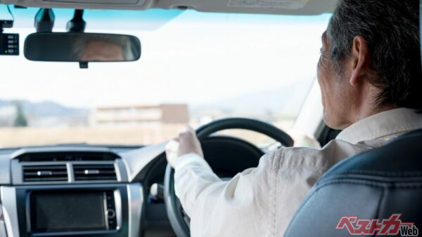 運転は、認知して判断し、そして操作する、の繰り返し。その最初である認知は8割が視覚による情報。正しい判断と操作に結び付けるため、定期的な検査と慎重な安全確認を心がけよう（PHOTO：Adobe Stock_Peak River）