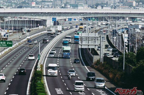 渋滞緩和には車間距離の確保も効果的。車間距離がクッションの役割をはたし、速度を保って走行することができる（PHOTO：Adobe Stock_beeboys）