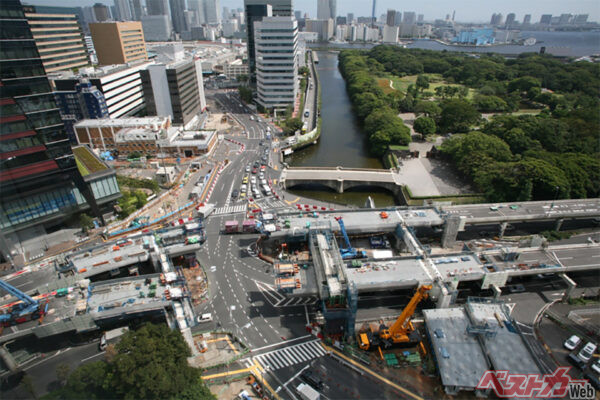 工事地点を上空から見たところ。プツリと高架橋が途切れているのが首都高八重洲線で、今回は手前側の北行き線の高架橋を架設する作業。交差する一般道の地下に環状2号線を建設中