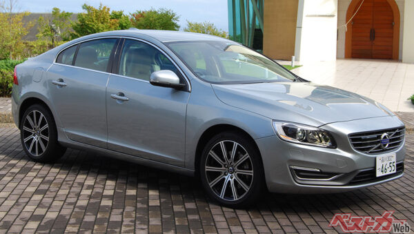 こちらもワイド感が漂うS60 T6 AWD（上級グレード）。レーダーカバーがグリルに溶け込むような工夫も施されている