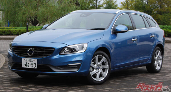 V60 T4 SE。水平基調のワイドな大型グリルにキャラクターが表われる