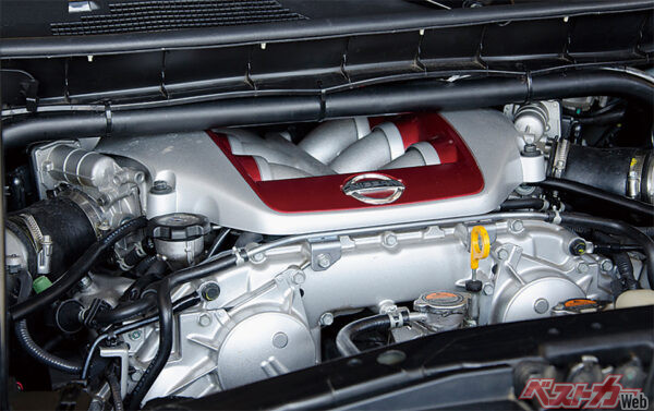 エンジンはまさにR35GT‒Rの3.8L、V6ツインターボ。2013年スペックで最高出力は545bhp（約552.5ps）となる