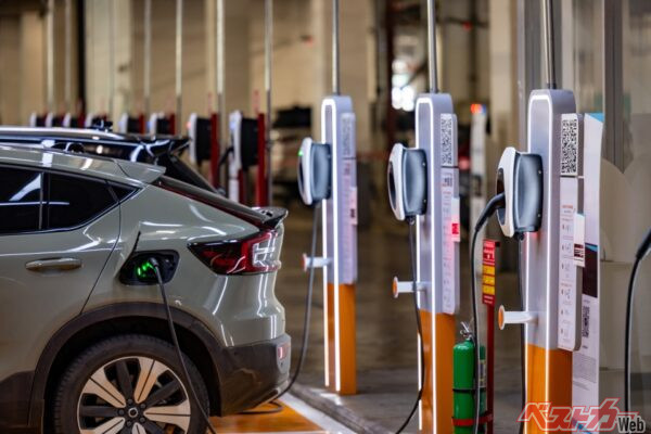 EVユーザーの行動を分析すれば効率的な充電場所の設置などに役立ちそうだ(Darunrat@AdobeStock)