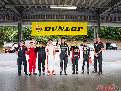 2次選考を通過した左から尾形莉欧、浅野翔己、米林慶晃、ジール・ジョーンズ、稲葉摩人、柳杭田貫太の6名。インストラクターはミッコ・ヒルボネン(左)とヨウニ・アンプヤ(右)