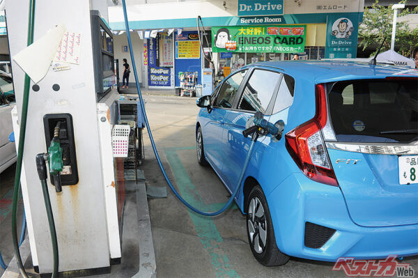 満タン法で計測した結果、郊外～市内を60km走行して燃費数値は31km/Lと、ほぼ備え付けの燃費計と変わらない結果となった。JC08モード燃費は36.4km/L。目指せば出そうだぞ！　