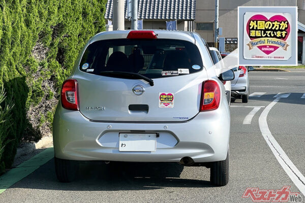 各地のレンタカー店で「外国人の方が運転しています」ステッカーが使われている。写真は香川県