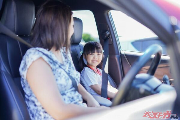 ドライバーと離れた席ほどずれが生じやすいため、ドライバー席から近い席（乗用車なら前席）に座り、加速度に影響されない遠くの景色を眺めるといいそう（PHOTO：Adobe Stock_maroke）