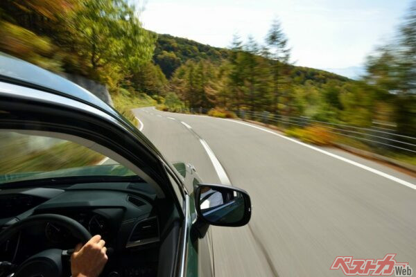 情報のずれを生じないようにするには、やはり運転操作が重要。ポイントは「じわーっと操作する」こと（PHOTO：Adobe Stock_G-Banko）