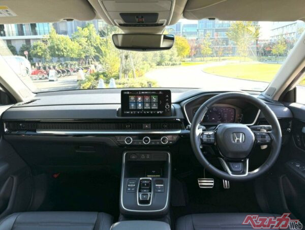 10.2インチのフル液晶メーター、やや小さい9インチのディスプレイを装備。質感は上質