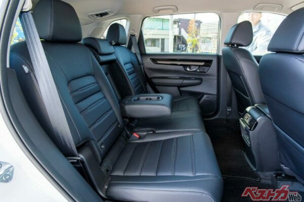 後席は座面下に水素タンクがあるのを感じさせない十分な広さだった