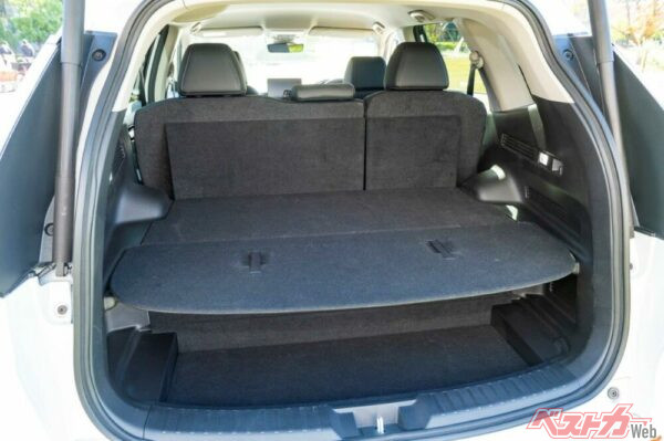 2段式のラゲッジスペース。上段にフレキシブルラゲッジボードをセットすればよほど大きなものを積まないかぎり、日常使いでは不便さは感じないだろう