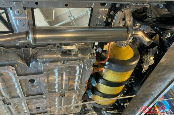 サイドマフラーから水が排出される。クラウンFCEVのように任意のスイッチで水が排出されることはできない