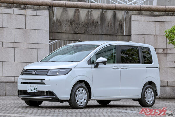 ホンダ フリード(250万8000~320万6500円)ホンダのコンパクトミニバン。3列シートを基本にするエアーと2列&3列シートを用意するクロスターを設定