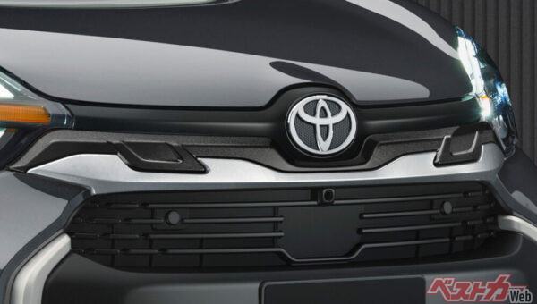トヨタ・エンブレムのすぐ下に装着されたフロントグリルカバー。視覚的にも力強さが増し増しだッ!