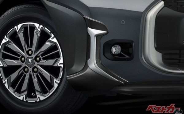 金属調加飾によりロアグリルを視覚的に拡大! アグレッシブな雰囲気もあります!