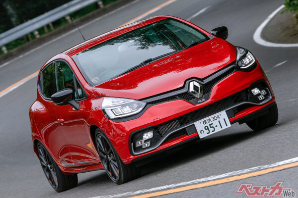 2013年に日本に上陸。導入時、搭載する1.6Lターボエンジンは200ps/24.5kgmを発生。トランスミッションは6速DCTが組み合わされる