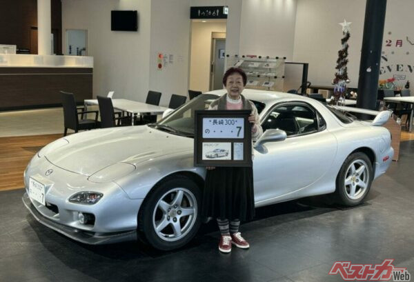 1999年12月から25年間連れ添ってきたRX-7と80歳の誕生日を迎えた西本尚子さん（長崎県在住）