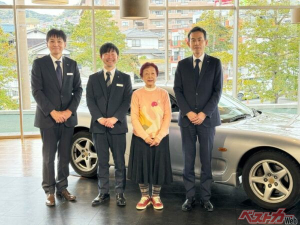 西本尚子さんのRX-7をマツダに譲渡するセレモニーが長崎県の九州マツダ赤迫店で行われた。右からマツダ国内営業本部土井耕輔本部長、RX-7オーナー西本尚子さん、九州マツダ赤迫店木本健介店長、九州マツダ有國嘉弘社長