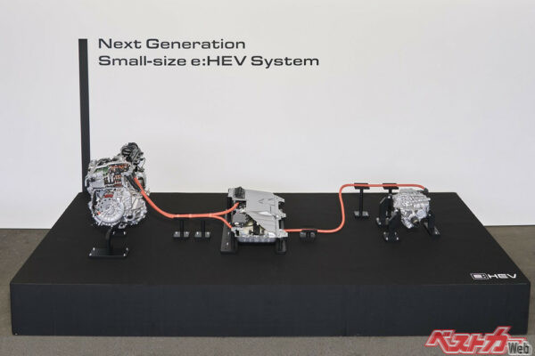 次世代スモールサイズe:HEVシステム。左が1.5Lエンジン、中央がバッテリーパック、右が電動4WDユニット